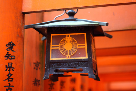 中国的灯笼在伏见 inari 寺的橙色牌坊门