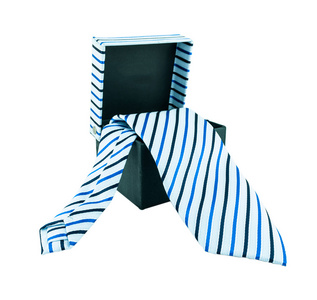 黑箱下悬挂着的领带白色背景下，隔绝了在打开框中的现代领带