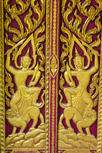 在清迈，泰国的泰国寺庙的装饰木制门