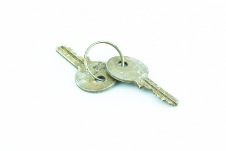 老和生锈的密钥上白色的背景孤立生锈的金属钥匙链旧生锈钥匙环上