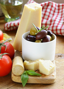 橄榄 帕尔玛奶酪 西红柿和木制的桌子上罗勒