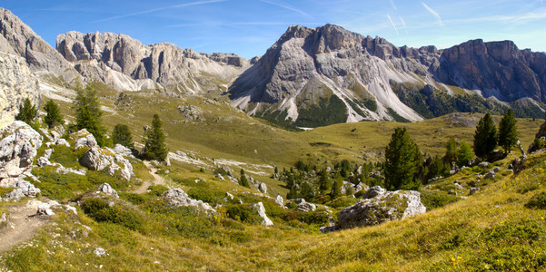 白云石山脉的全景