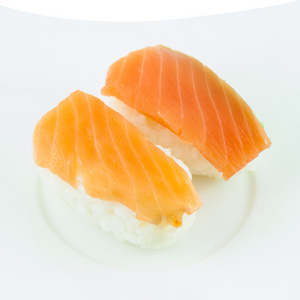 日本传统美食三文鱼寿司盘子上图片