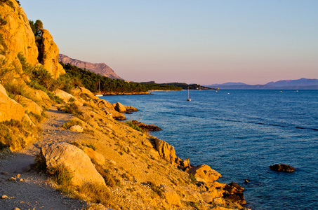 岩石的克罗地亚海边的路上图片
