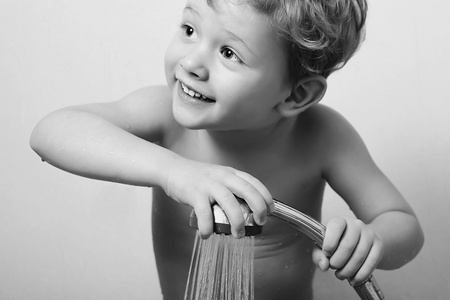 微笑的小男孩，在 shower.bath.child.monochrome