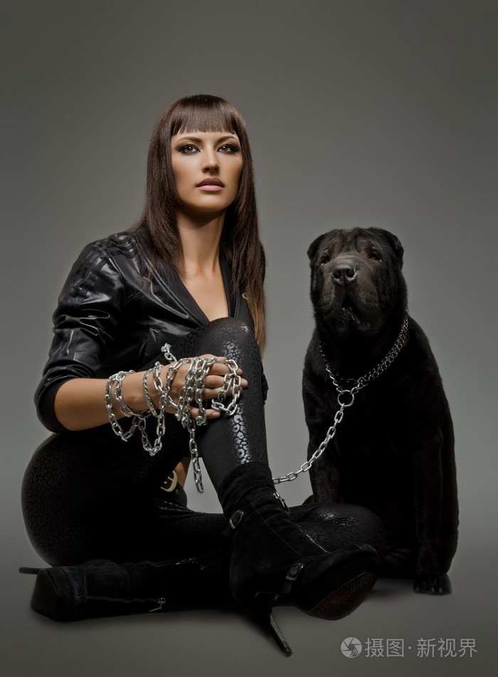 性感的女人与狗