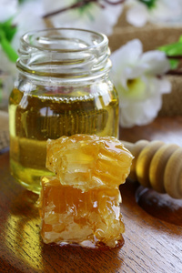 梳子和玻璃罐中的天然有机蜂蜜