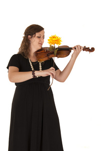 她小提琴有一朵花作为她弓的年轻女子