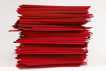成堆的红色的文件夹，在白色的背景