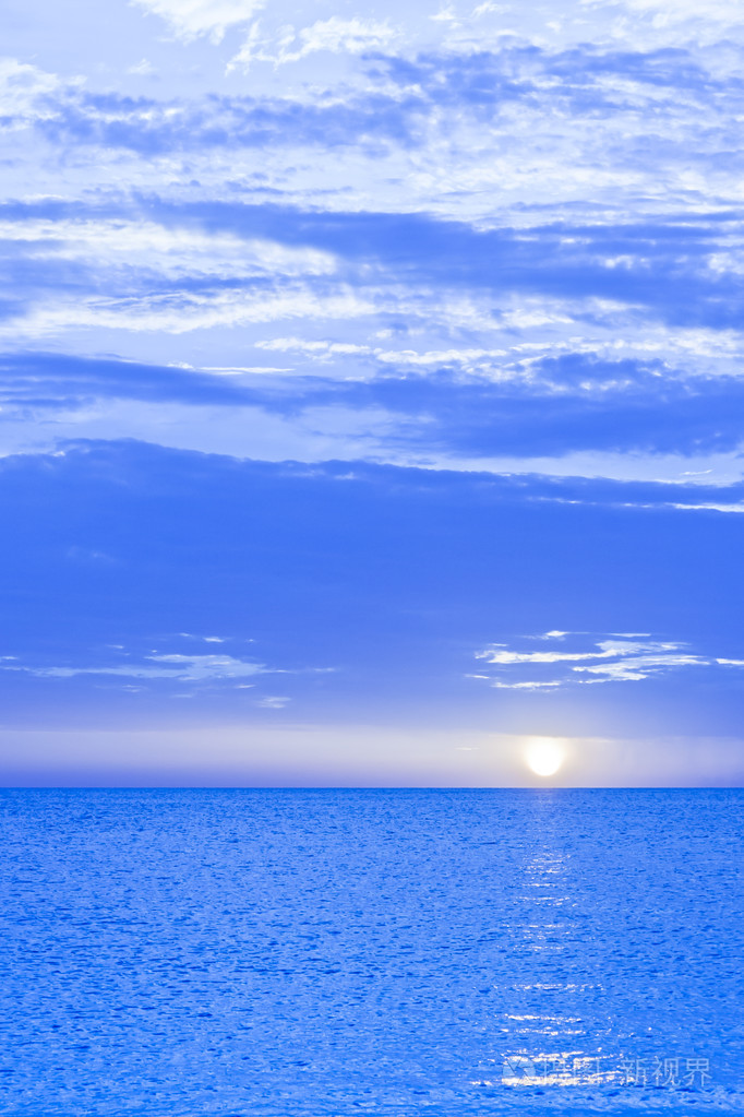 蓝色色调的夕阳的天空和海洋