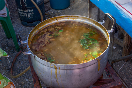 滚烫的汤倒在泰国当地市场