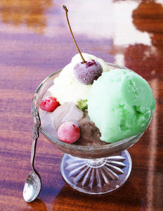 新鲜水果冰淇淋与覆盆子和樱桃