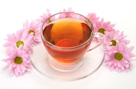 茶和粉红色的花朵