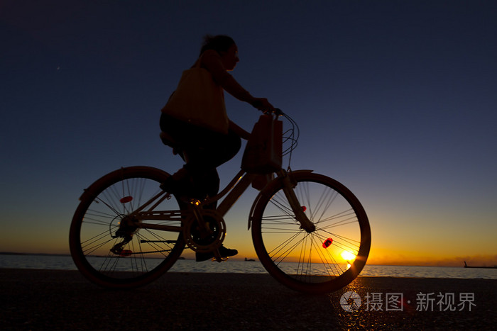 骑单车的公路自行车骑在日落时的剪影