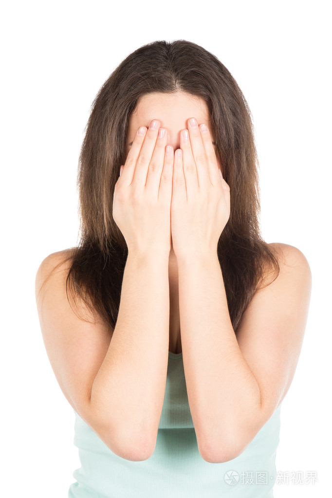 黑发女子捂着脸,用两只手