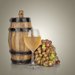 桶 瓶和杯葡萄酒，熟透了的葡萄上 wh 孤立