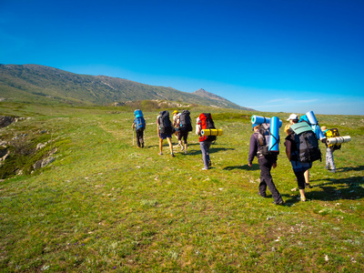 徒步旅行者集团在克里米亚徒步旅行