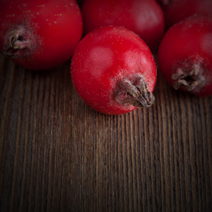 红彤彤的山楂木背景上的浆果