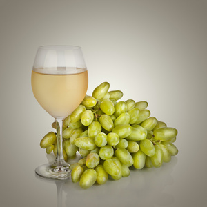 葡萄酒和葡萄孤立的白色背景上的玻璃
