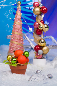 手工制作的新年树上雪背景图片