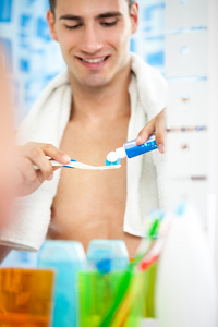 男人控股牙刷和牙膏