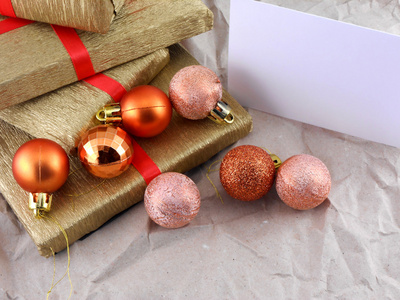 金色礼盒套装与红丝带，圣诞球和空卡