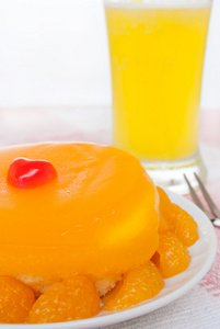 一个新鲜的橙色蛋糕
