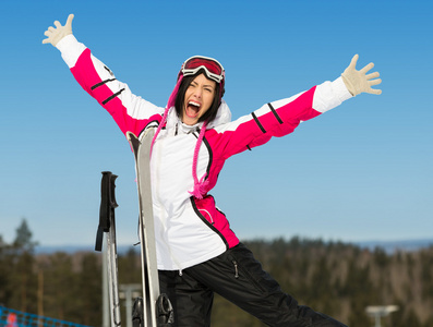 女子滑雪运动员与举起手来