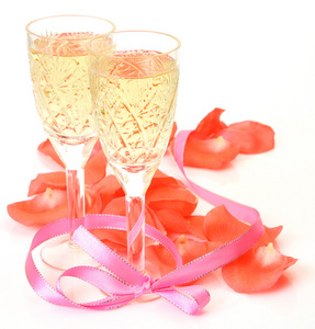 香槟和玫瑰花瓣