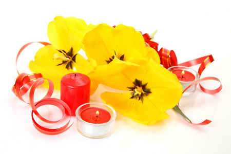 黄色的郁金香和蜡烛
