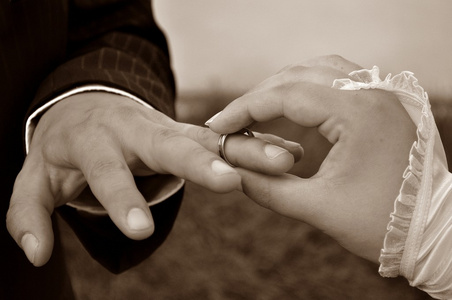 新郎的手指上的结婚戒指