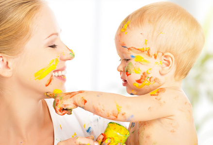 开心宝贝脏油漆画在她的脸上母亲