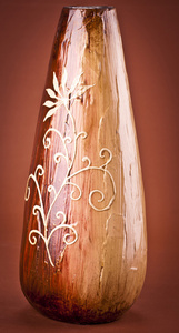 古代的陶土花瓶上棕色背景