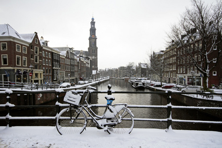 冬天在教堂与白雪覆盖的阿姆斯特丹