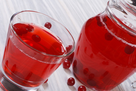 这种浆果红色小红莓在一壶清爽的饮料