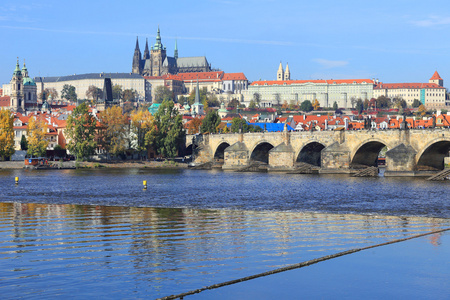 秋天布拉格查理大桥上，捷克共和国哥特式城堡