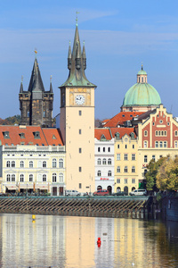 对丰富多彩秋天布拉格旧城区，捷克共和国的看法