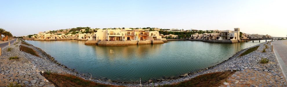在日落和海滩，ras al kha 的豪华酒店的全景