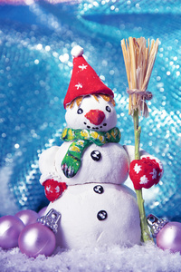 漂亮的雪人和圣诞装饰，在明亮的背景上
