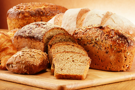 柳条编织的篮子面包卷组成与面包和卷。烘培产品