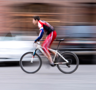 骑自行车在城市中的人
