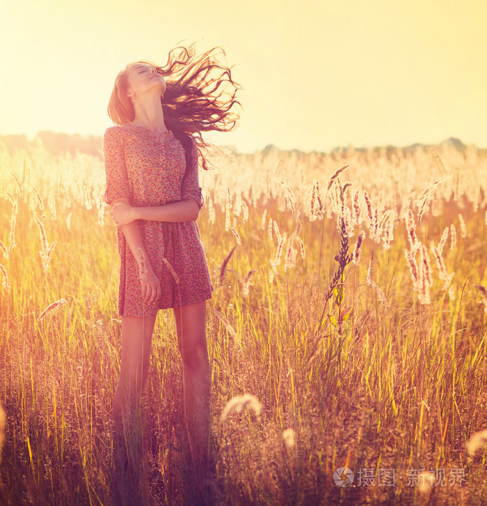 室外的美丽女孩.女少女模特摆在太阳的光