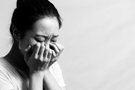 伤心哭泣的女孩照片