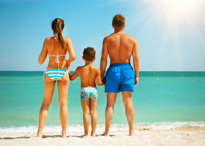 幸福的家庭，在沙滩上玩。暑假