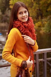 时尚女人秋季公园一座桥上图片