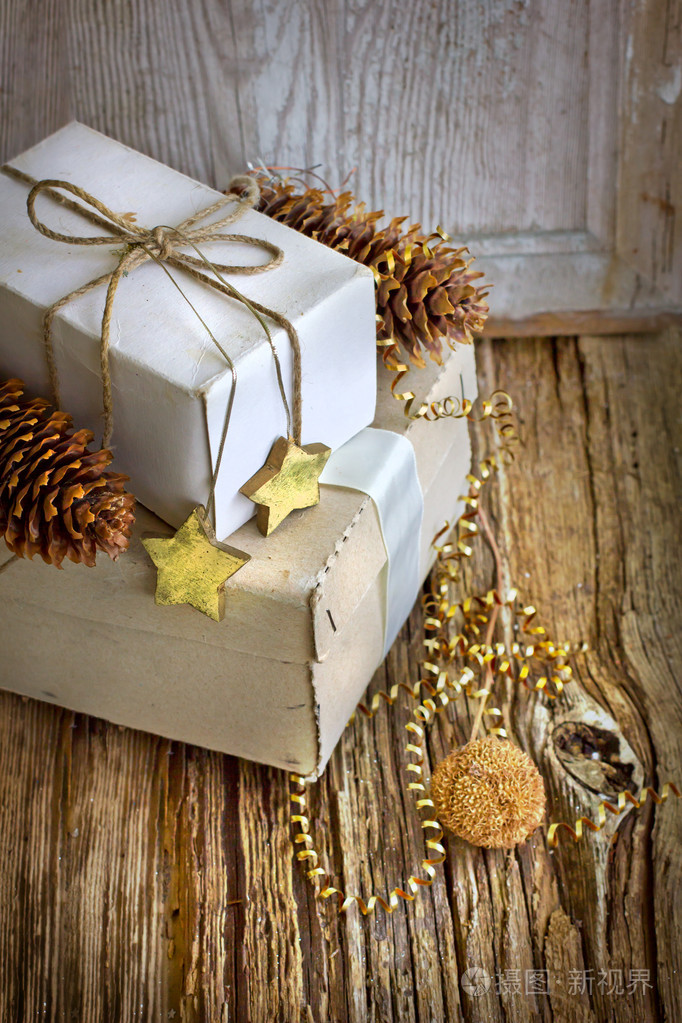 白色的礼品盒，圣诞装饰品