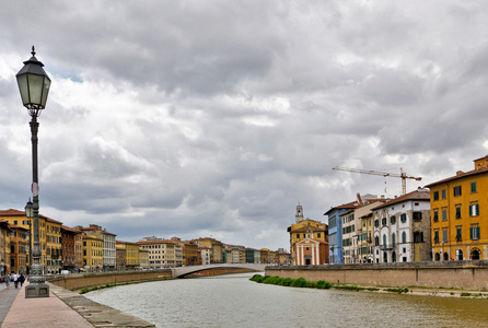 阿诺河 建筑物 桥梁的视图。比萨意大利