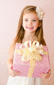 礼品盒的可爱小女孩的肖像