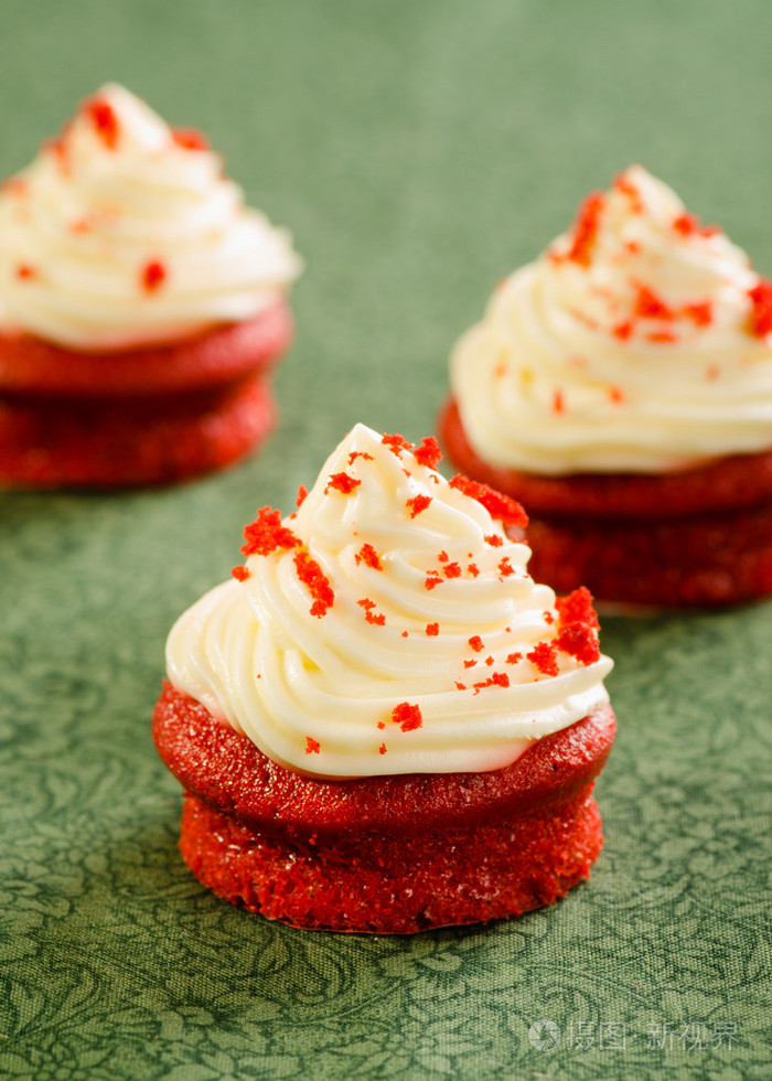 红色天鹅绒蛋糕的奶油乳酪糖霜