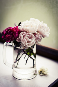 美丽的花瓶中的玫瑰